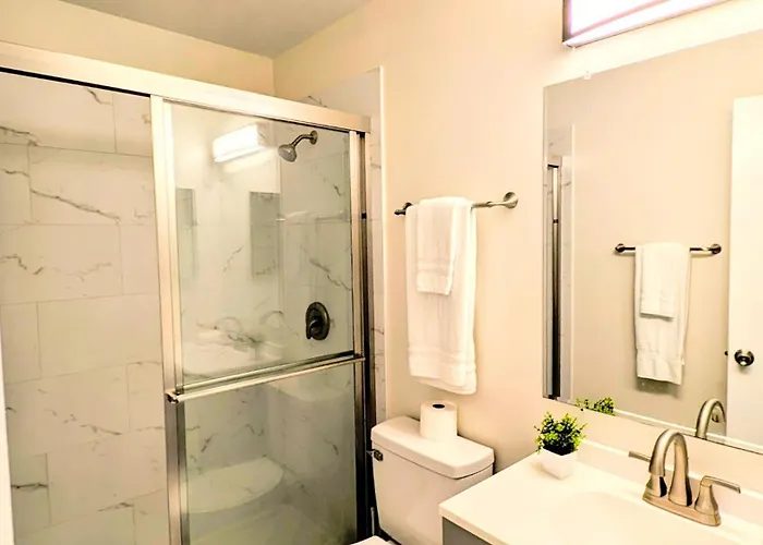Apartment 2br Tropical Retreat A 3mins To *